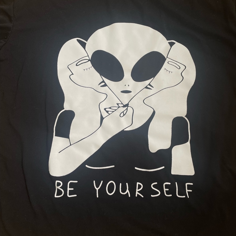Be Yourself Alien Girl Black Woman’s Tee Shirt Size Small